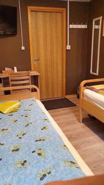 Фото номера Двухместный номер с 2 отдельными кроватями и общей ванной комнатой Хостелы Cinema Hostel г. Järvakandi 8